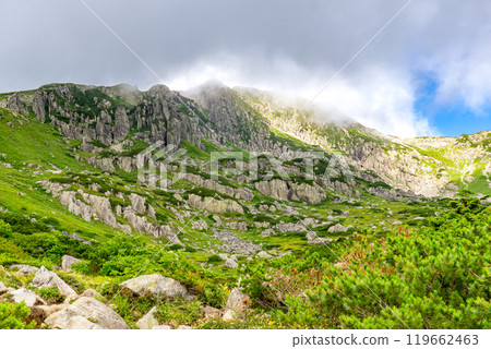 從彎道上看到的黑部五郎山 攀登北阿爾卑斯山的黑部五郎山 119662463