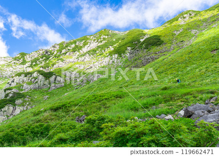 從蜿蜒的斜坡上看到的黑部五郎山 攀登北阿爾卑斯山的黑部五郎山 119662471
