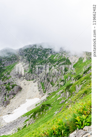 Kurobegoro Cirque and remaining snow - Climbing Mt. Kurobegoro in the Northern Alps 119662482