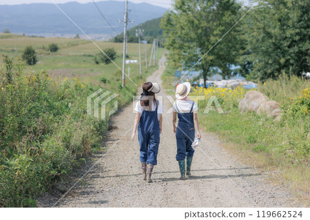 走在農道上的年輕婦女 走在農道上的年輕婦女 119662524