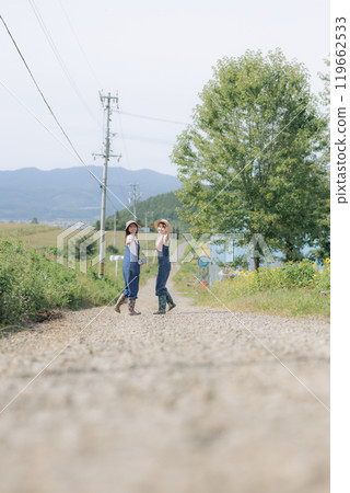 走在農道上的年輕婦女 119662533