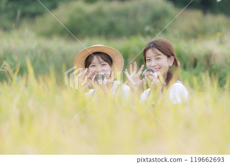 收割水稻時休息的年輕婦女 119662693