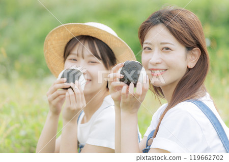 收割水稻時休息的年輕婦女 收割水稻時休息的年輕婦女 119662702