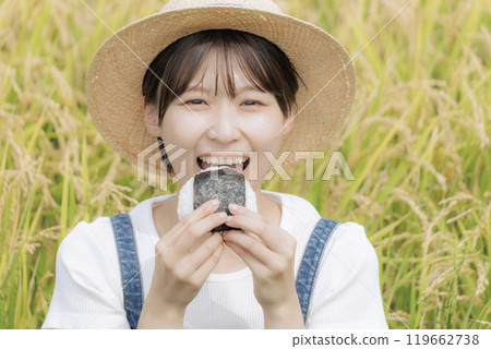 年輕女子吃飯糰 年輕女子吃飯糰 119662738
