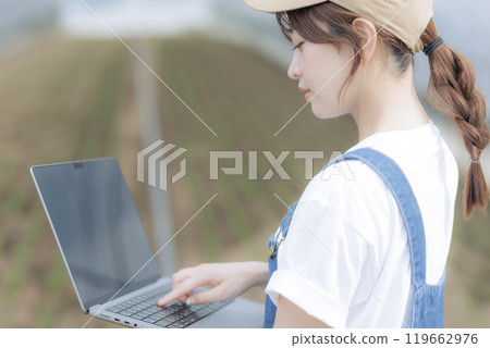 使用數位設備管理農作物的年輕女性 119662976