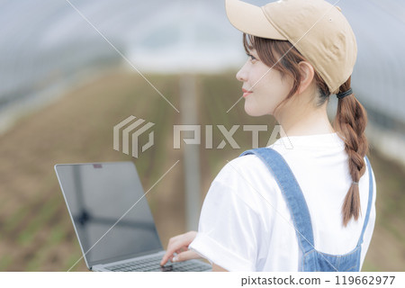 使用數位設備管理農作物的年輕女性 119662977