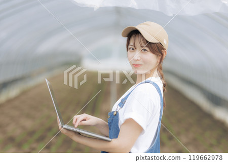 使用數位設備管理農作物的年輕女性 119662978