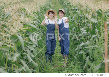 站在農場上的年輕婦女 119663093