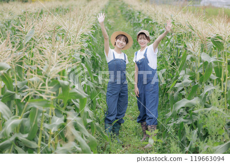 站在農場上的年輕婦女 119663094