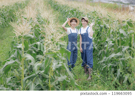 站在農場上的年輕婦女 站在農場上的年輕婦女 119663095