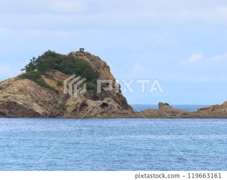 松江市三保關町諸井,美麗的海岸,深藍色的大海、白雲、深藍色的碧波蕩漾的大海、岩石表面和綠色的島嶼,風景名勝美保之浦 松江市三保關町諸井,美麗的海岸,深藍色的大海、白雲、深藍色的碧波蕩漾的大海、岩石表面和綠色的島嶼,風景名勝美保之浦 119663161