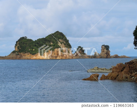 松江市三保關町諸井,美麗的海岸,深藍色的大海、白雲、深藍色的碧波蕩漾的大海、岩石表面和綠色的島嶼,風景名勝美保之浦 松江市三保關町諸井,美麗的海岸,深藍色的大海、白雲、深藍色的碧波蕩漾的大海、岩石表面和綠色的島嶼,風景名勝美保之浦 119663163