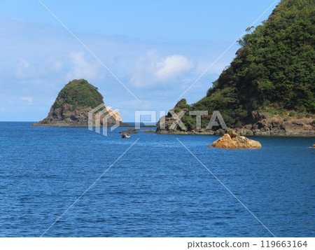 松江市三保關町諸井,美麗的海岸,深藍色的大海、白雲、深藍色的碧波蕩漾的大海、岩石表面和綠色的島嶼,風景名勝美保之浦 松江市三保關町諸井,美麗的海岸,深藍色的大海、白雲、深藍色的碧波蕩漾的大海、岩石表面和綠色的島嶼,風景名勝美保之浦 119663164
