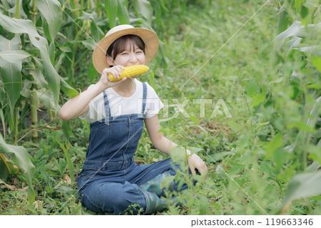 吃新鮮收穫的蔬菜的年輕女人 119663346