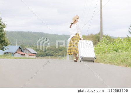 獨自旅行的年輕女子 獨自旅行的年輕女子 119663596