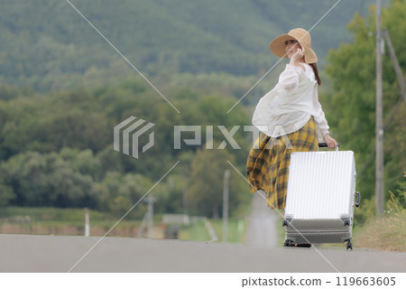獨自旅行的年輕女子 獨自旅行的年輕女子 119663605