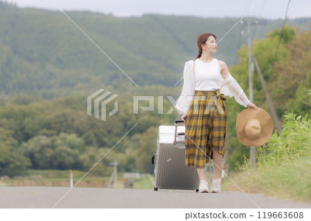 獨自旅行的年輕女子 119663608