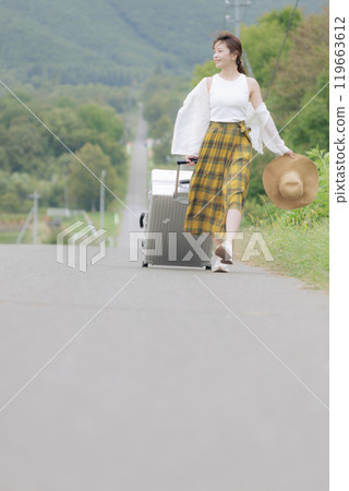 獨自旅行的年輕女子 獨自旅行的年輕女子 119663612