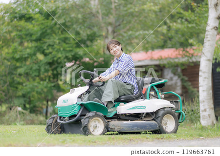 騎割草機的年輕女子 119663761