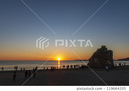 出雲稻佐海灘的日落,太陽落山的聖地 出雲稻佐海灘的日落,太陽落山的聖地 119664205