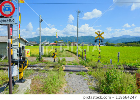 A rural railroad crossing where only small special vehicles and pedestrians can cross [Azumino] 119664247
