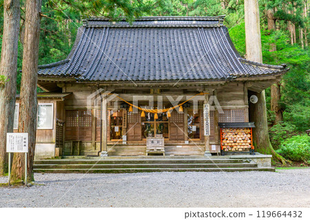 Oyama Shrine, Ashikura Chugu (mountain worship of the sacred mountain Tateyama), prayer hall (haiden), (Tateyama Town, Nakaniikawa District, Toyama Prefecture) 119664432