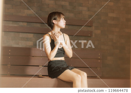 進入桑拿的少婦 進入桑拿的少婦 119664478