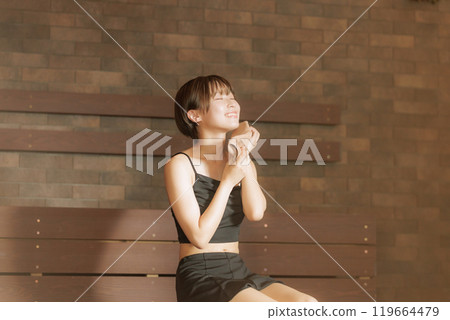 進入桑拿的少婦 119664479