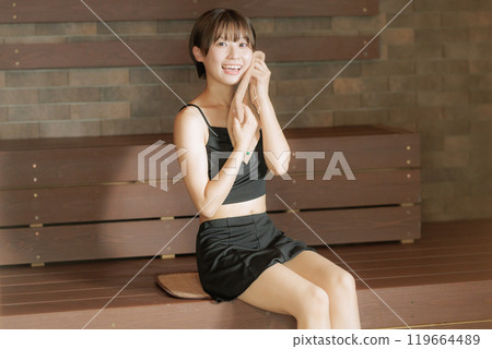 進入桑拿的少婦 119664489