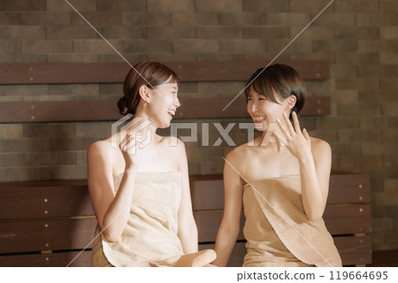 年輕女性蒸桑拿 119664695