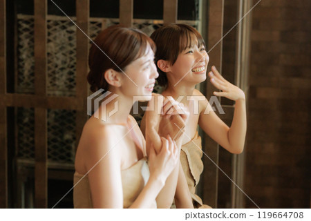 年輕女性蒸桑拿 年輕女性蒸桑拿 119664708