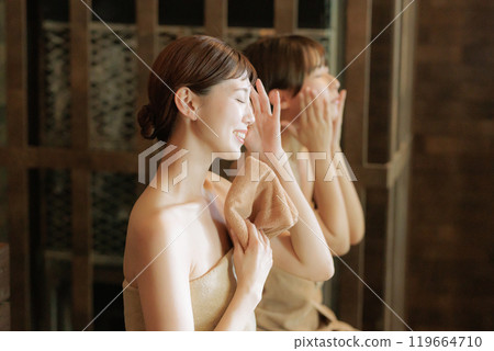 年輕女性蒸桑拿 年輕女性蒸桑拿 119664710