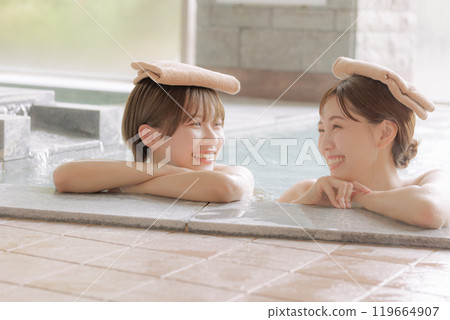 溫泉之旅的年輕女性 溫泉之旅的年輕女性 119664907