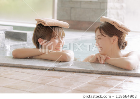 溫泉之旅的年輕女性 119664908