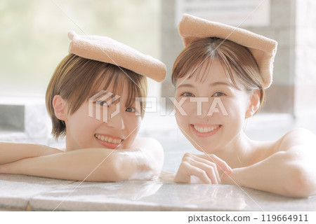 溫泉之旅的年輕女性 119664911
