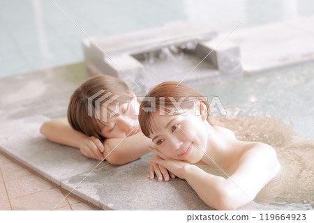 Young women on a hot spring trip 119664923