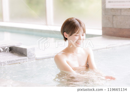 年輕女子悠閒地洗澡 119665134