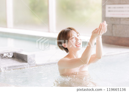 年輕女子悠閒地洗澡 年輕女子悠閒地洗澡 119665136