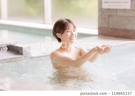 年輕女子悠閒地洗澡 年輕女子悠閒地洗澡 119665137