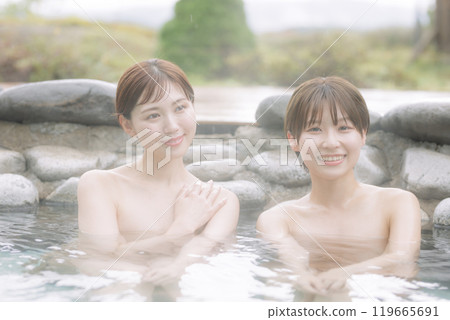 年輕女性在露天浴池中放鬆 年輕女性在露天浴池中放鬆 119665691