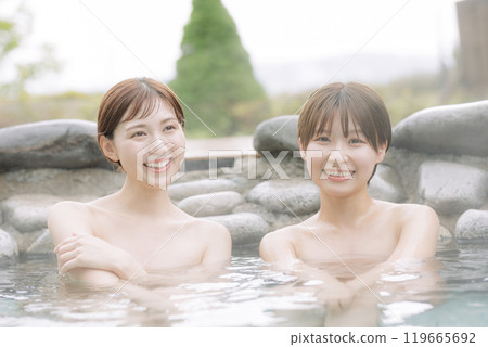 年輕女性在露天浴池中放鬆 119665692