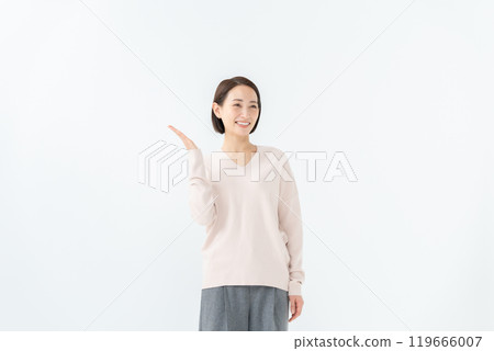 Woman feeling the moisture - Hand-waving Woman feeling the moisture - Hand-waving 119666007