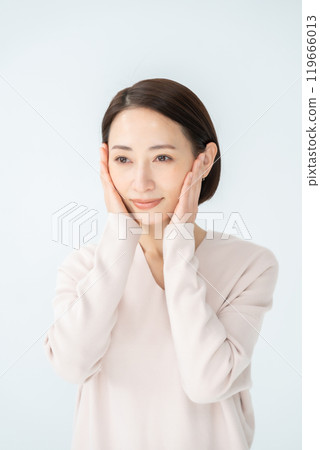 A woman who realizes moisture A woman who realizes moisture 119666013