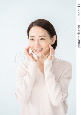 A woman who realizes moisture 119666014