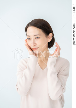 A woman who realizes moisture 119666015