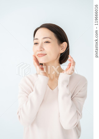 A woman who realizes moisture 119666016