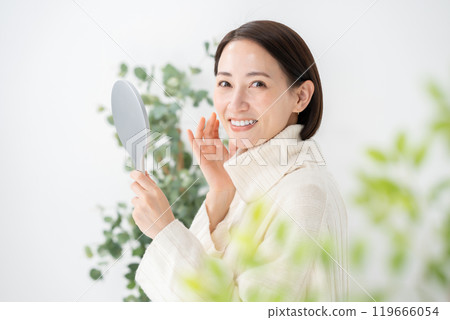 Middle-aged woman, beauty, white 119666054