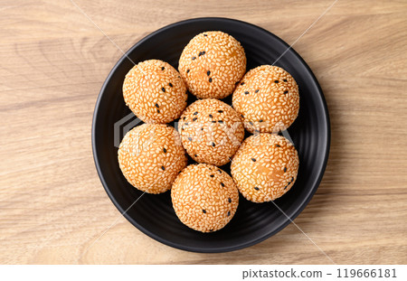 Sesame ball, Fried glutinous rice flour coated with sesame seeds  119666181