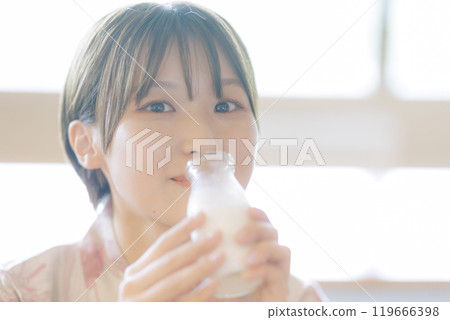 Young woman relaxing after a bath 119666398