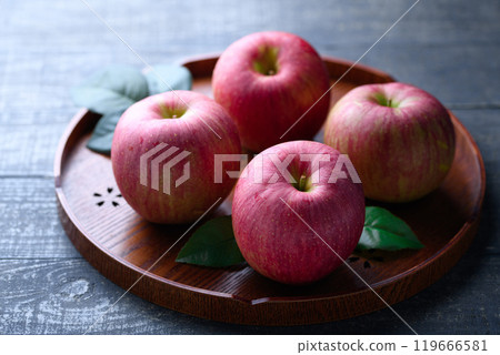 Nagano Prefecture Shinano Sweet (apple) black background Nagano Prefecture Shinano Sweet (apple) black background 119666581